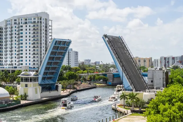 El puente levadizo abierto sobre el río