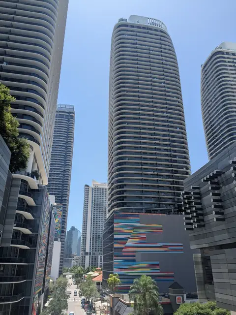 Las torres vistas desde la acera