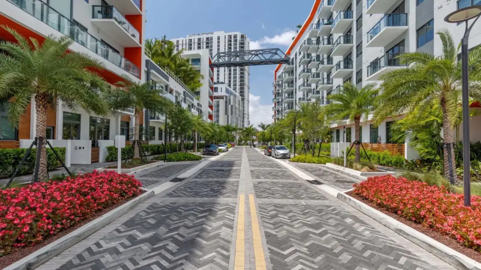 AMLI Midtown: la calle de entrada, con jardineras y el puente peatonal.