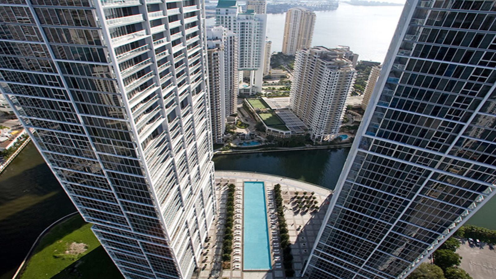 Icon Brickell: las torres vistas desde abajo, con la piscina entre ellas.
