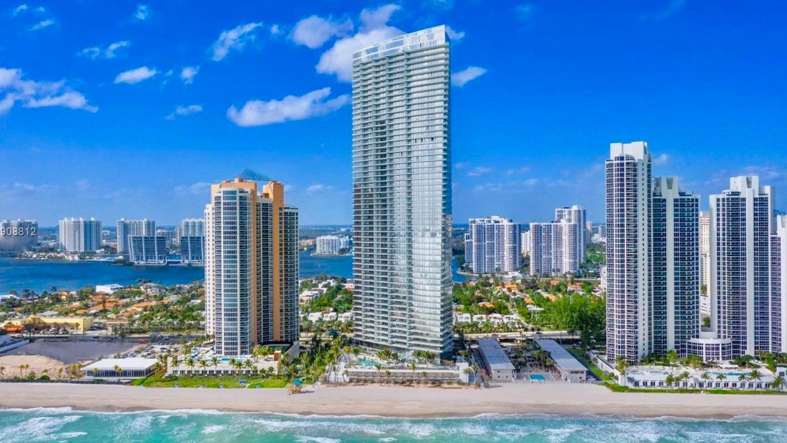 Residences by Armani Casa: el edificio por fuera, en Sunny Isles Beach.